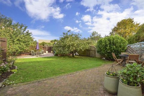 42 Lincoln Close, Erith, DA8 2EB