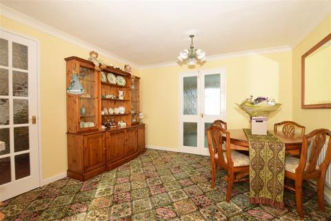 42 Lincoln Close, Erith, DA8 2EB