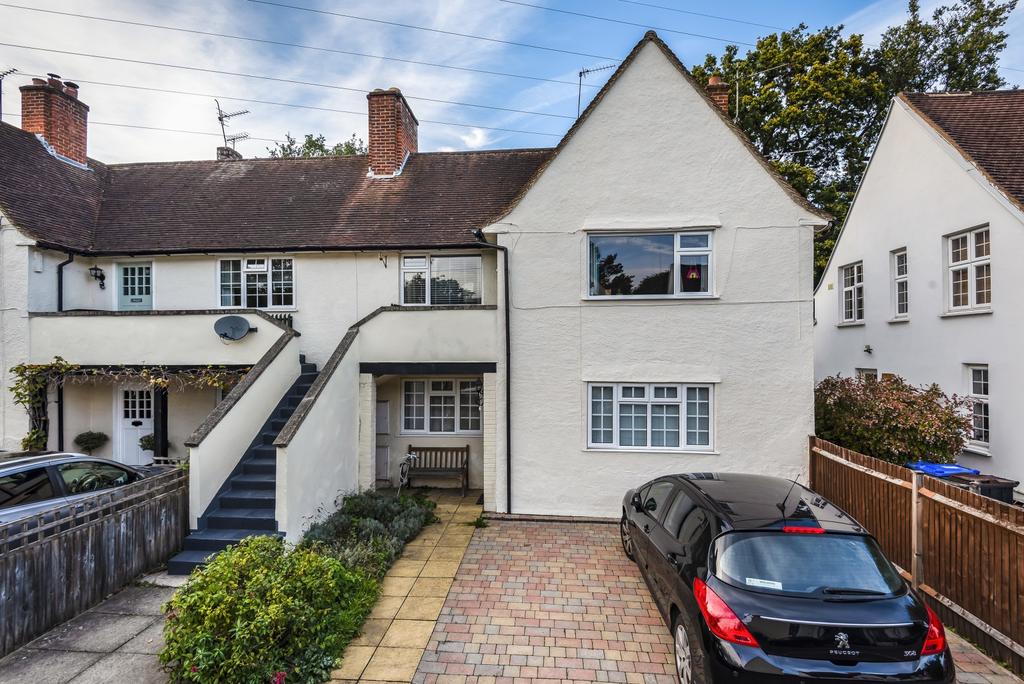 Birchwood Road, West Byfleet, KT14 2 bed flat £270,000
