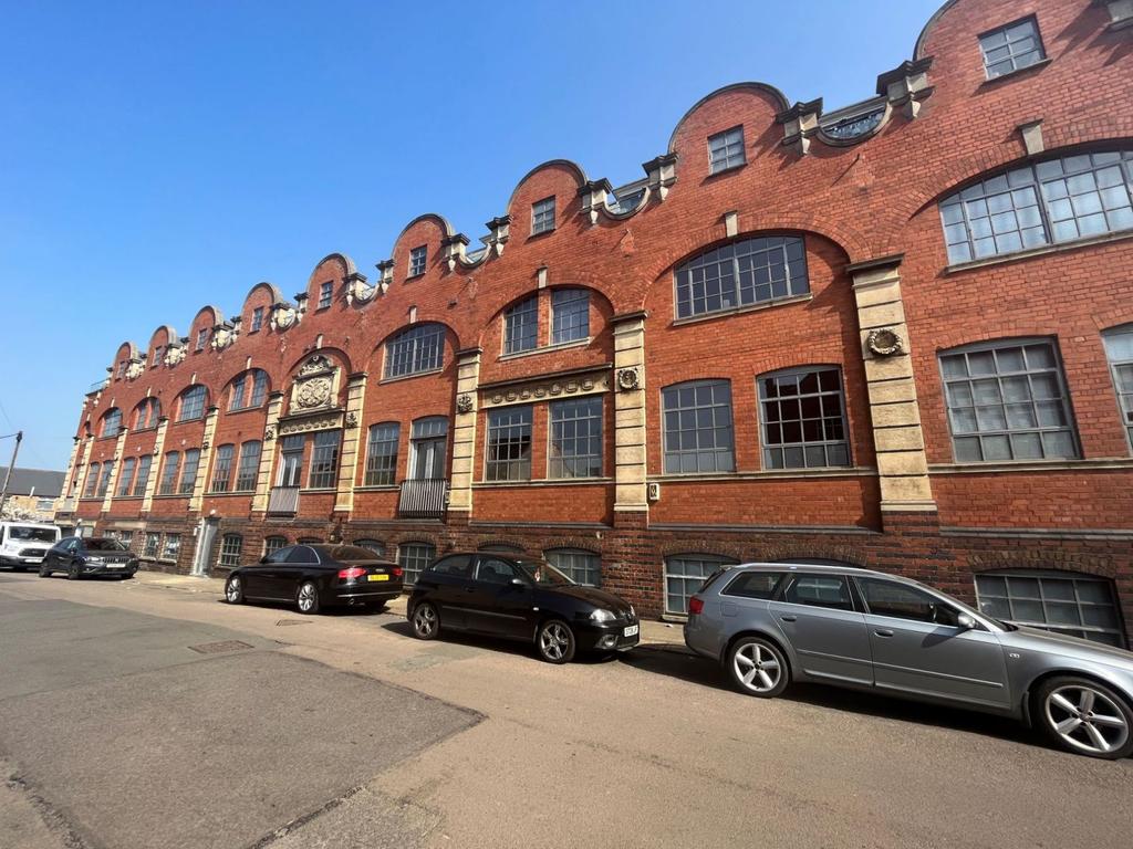 Bunting Road, Queens Park, Northampton NN2 6HU 1 bed flat £825 pcm (£