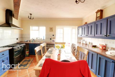 10 Sandhills Close, Northampton, NN2 8EB
