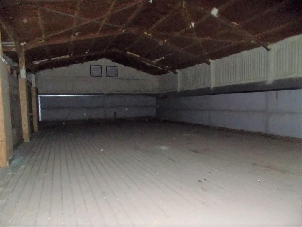 Grain store with drying floor