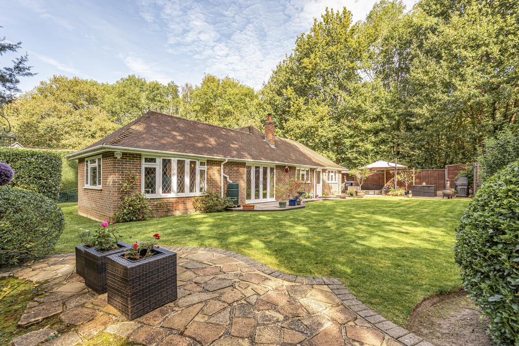 Spratts Lane, Ottershaw, KT16 3 bed detached bungalow £820,000