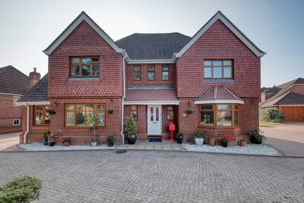 Greyfriars Drive, Bromsgrove, B61 7LF 5 bed detached house £669,950