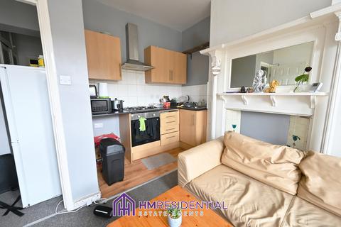 2 bedroom flat to rent, Wingrove Road, Fenham NE4