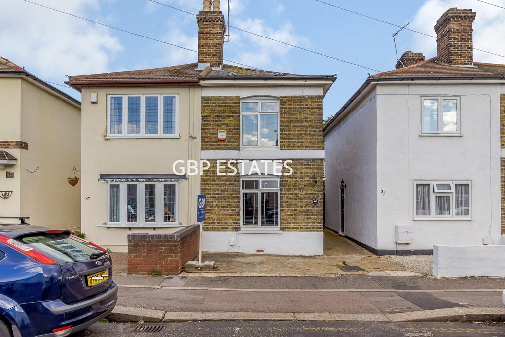 Street, Romford 3 bed semidetached house £325,000