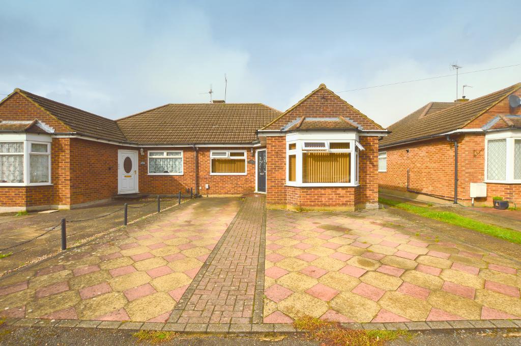 Rossfold Road, Sundon Park, Luton, Bedfordshire, LU3 3HJ 3 bed bungalow
