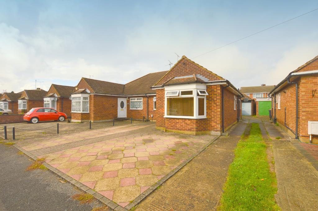 Rossfold Road, Sundon Park, Luton, Bedfordshire, LU3 3HJ 3 bed bungalow