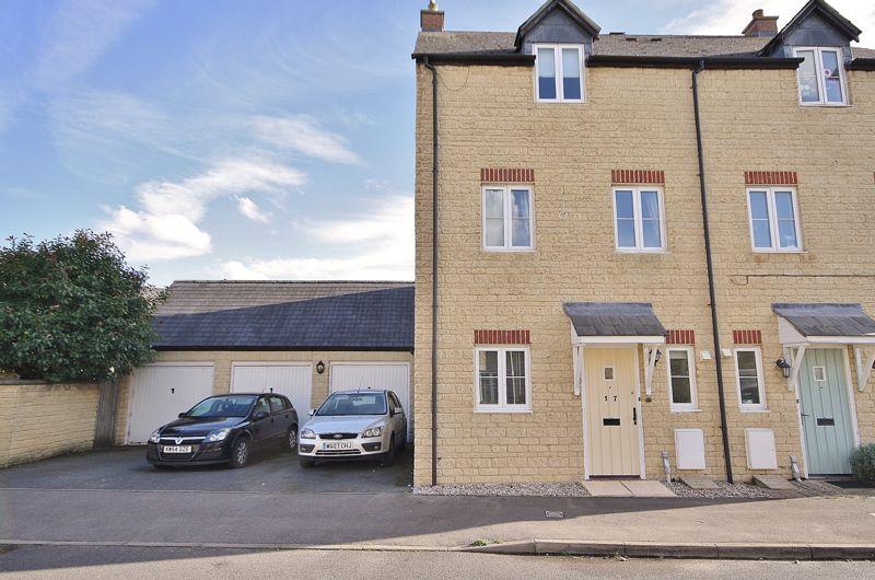 CARTERTON, Cedar Road, Shilton Park OX18 1FQ 3 bed semidetached house