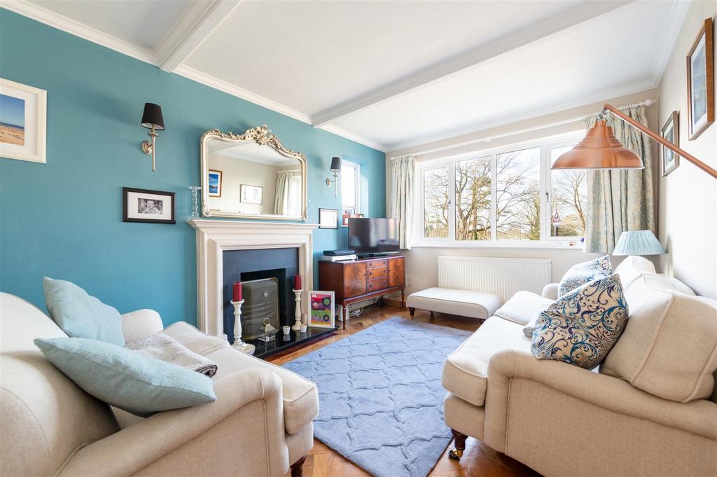 Sandcross Lane, Reigate 3 bed detached house £1,925 pcm (£444 pw)