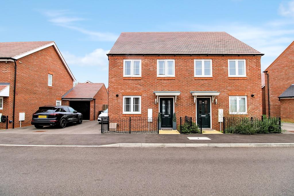 Seaforth Gardens, Bedford, MK40 2 bed semidetached house £117,000
