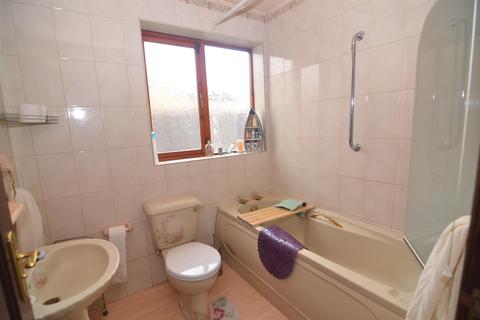16 Teasel Close, Oakenshaw, Bradford, BD12 7DH