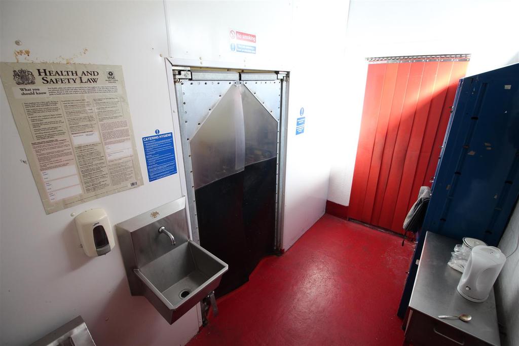 Locker Room/Changing/Wash Room