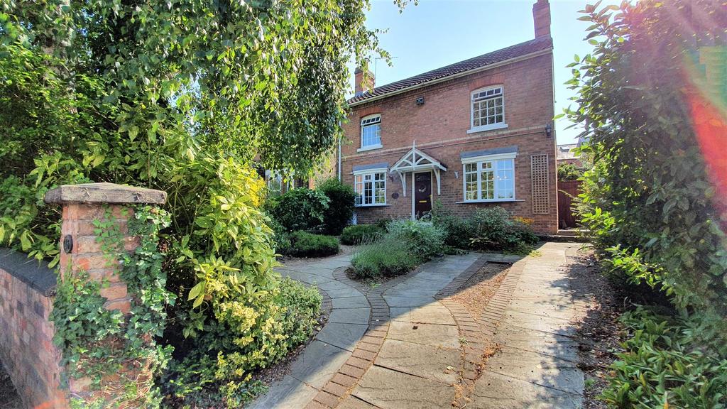 Bingham Road, RadcliffeOnTrent 3 bed detached house £310,000