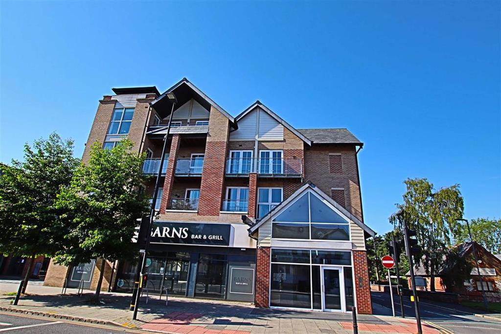 Hale Road, Hale Barns, Altrincham 2 bed apartment £1,250 pcm (£288 pw)
