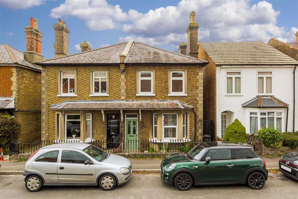 Poplar Road, Leatherhead, Surrey 2 bed semidetached house £395,000