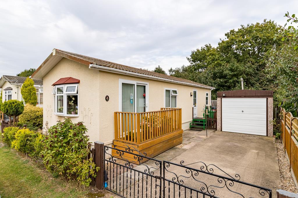First Avenue, Ashfield Park, Scunthorpe 2 bed detached bungalow £85,000
