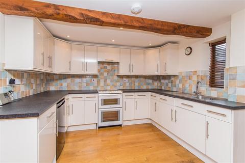 7 Iter Court, Bow, Crediton, EX17 6BZ