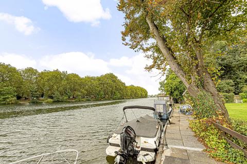 18, Hamble Court, 1 Broom Park, Teddington, TW11 9RW