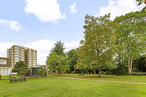 18, Hamble Court, 1 Broom Park, Teddington, TW11 9RW