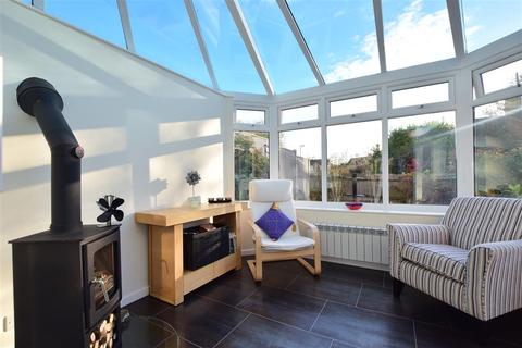 5 Windsor Close, Southwater, Horsham, RH13 9XH