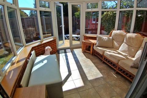 6 Windsor Close, Southwater, Horsham, RH13 9XH