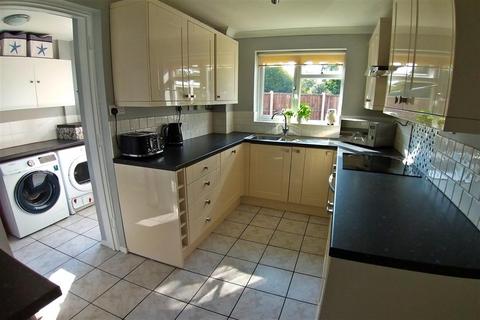 6 Windsor Close, Southwater, Horsham, RH13 9XH