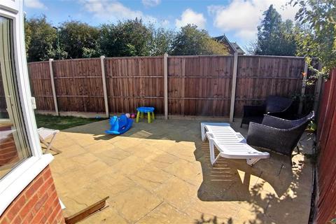 6 Windsor Close, Southwater, Horsham, RH13 9XH