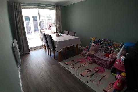 6 Windsor Close, Southwater, Horsham, RH13 9XH