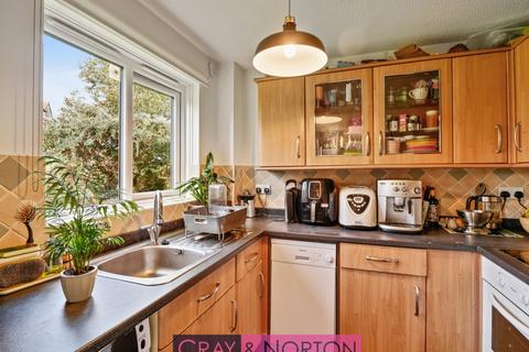 2 Hardcastle Close, Croydon, CR0 6XQ