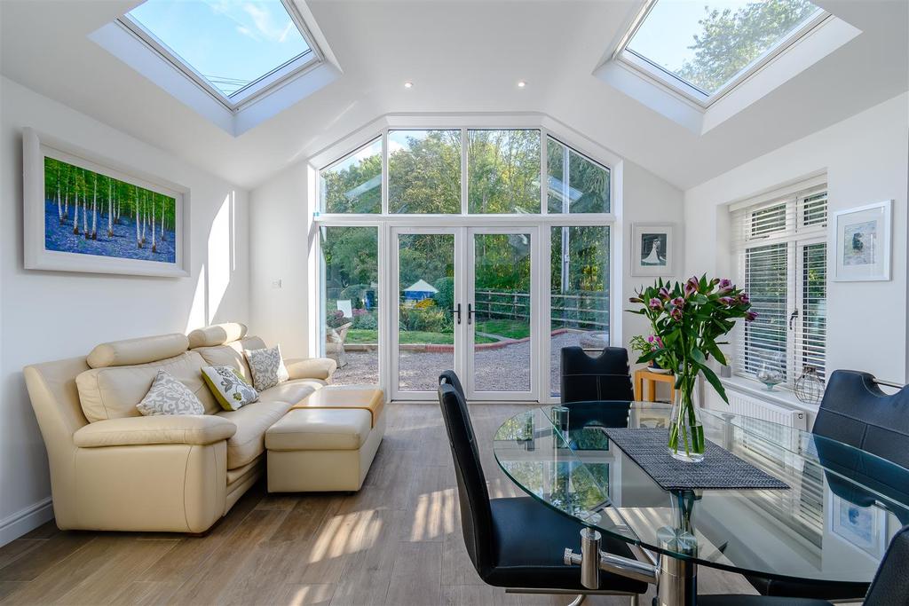 8436547-interior10.jpg