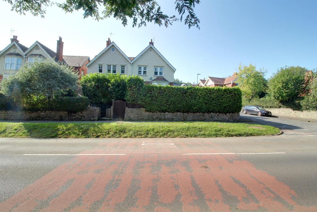 Kingshill Road, Dursley 4 bed semidetached house £350,000