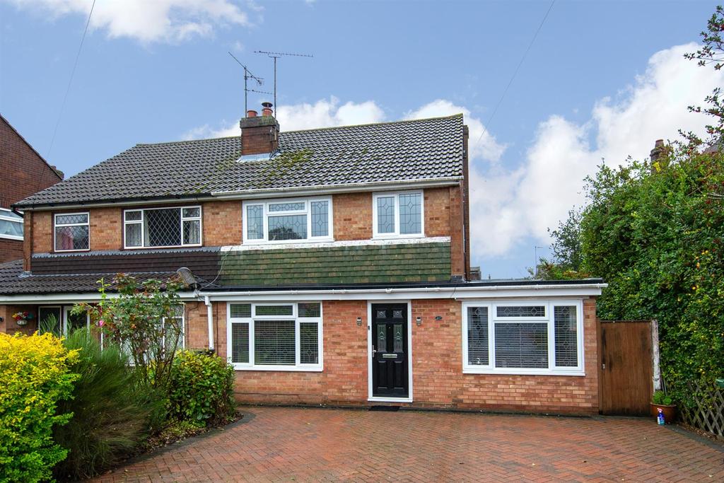 Half Moon Lane, Dunstable 3 bed semidetached house £320,000
