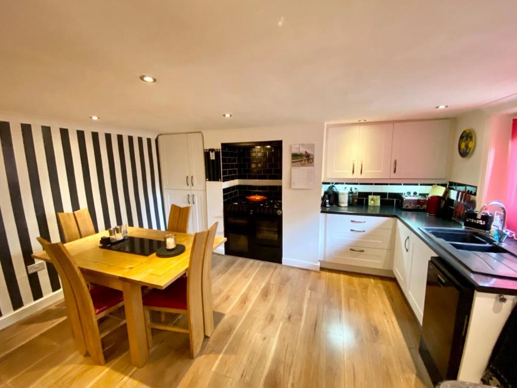 Dining kitchen
