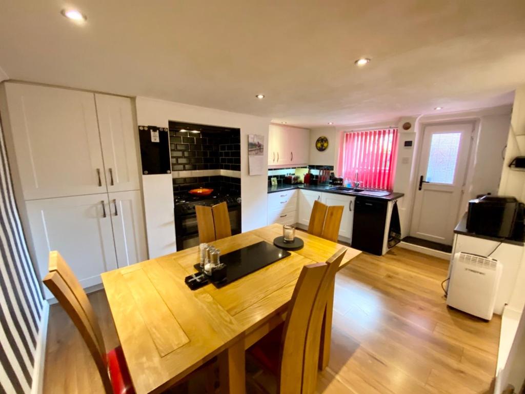Dining kitchen