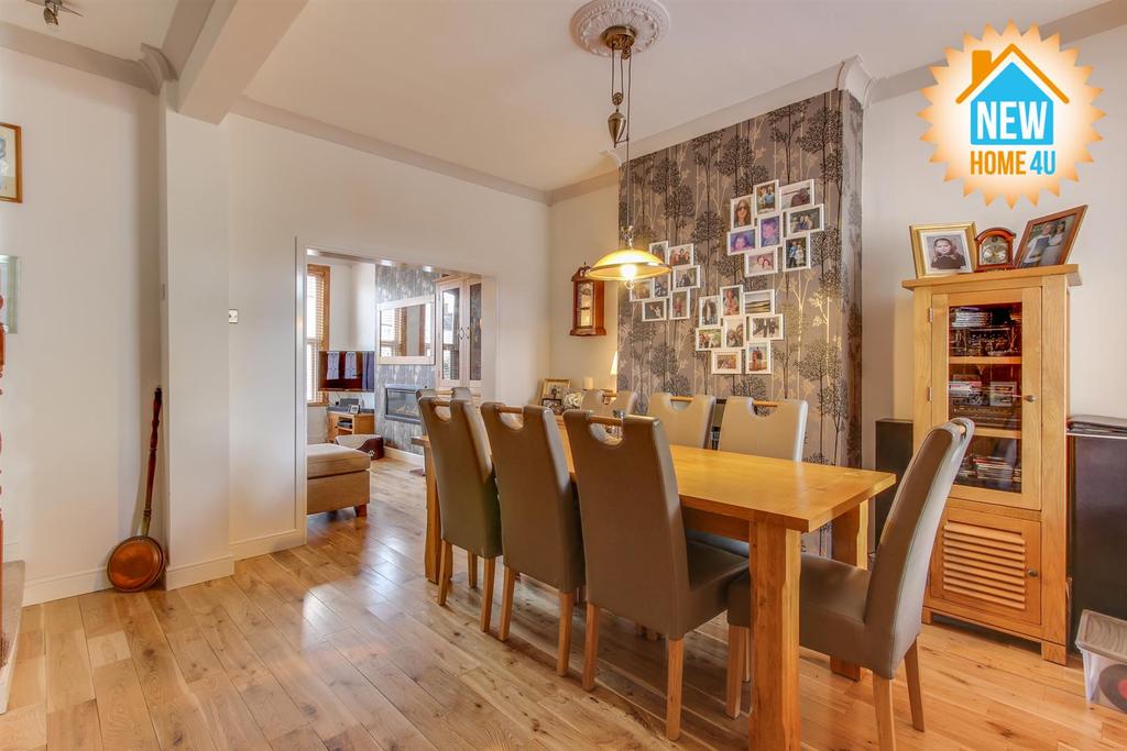 Dining room: