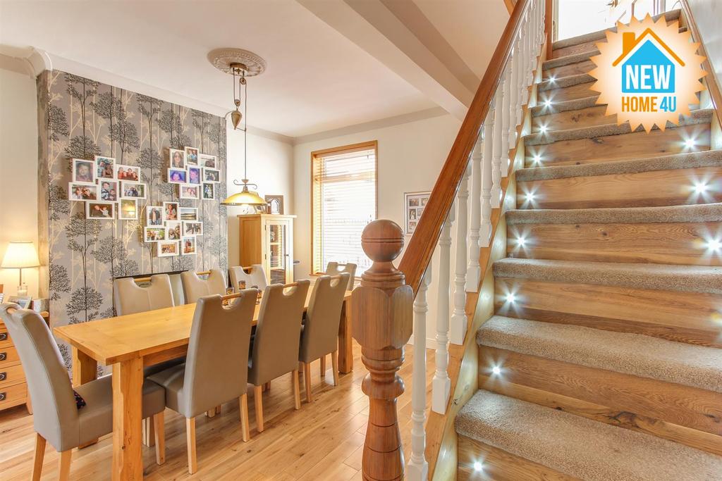 Dining room: