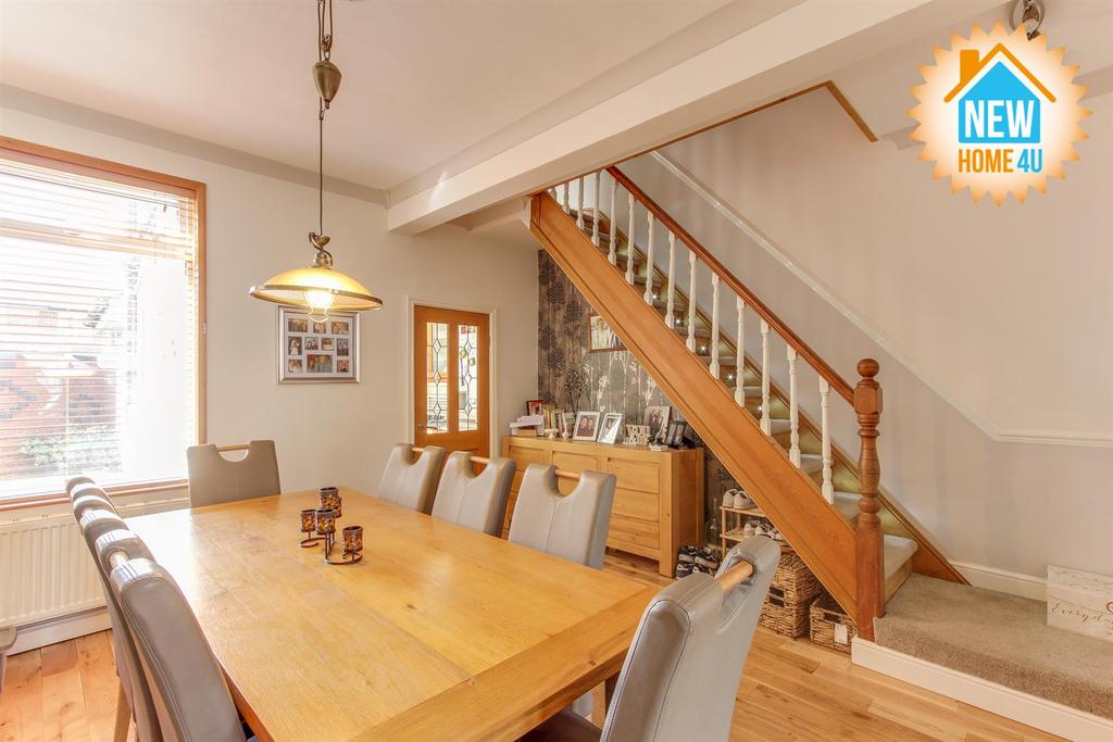 Dining room: