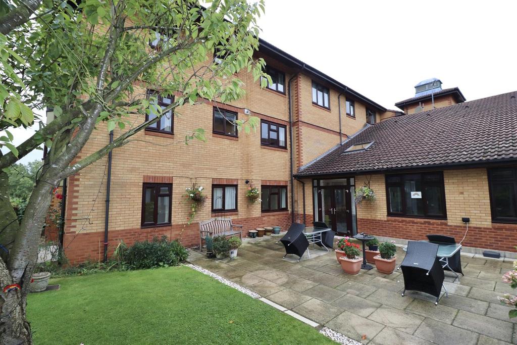 King Richard Court, Wootton Brook Close, Northampton 2 bed flat £174,995