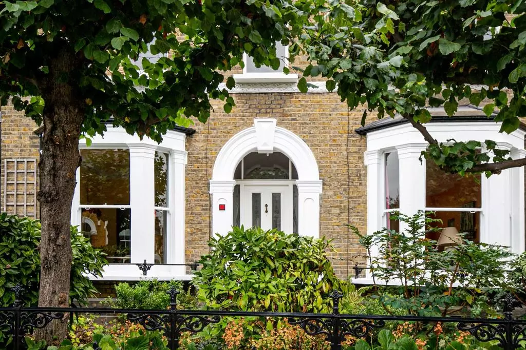 house on the hill ロンパース 70 Rosehill Road, London SW18 6 bed link detached house - £2,950,000