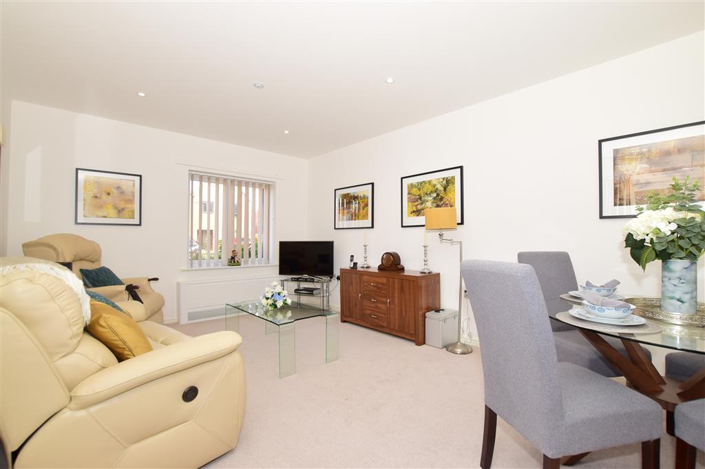 Pilots View, Chatham, Kent 2 bed ground floor flat £200,000