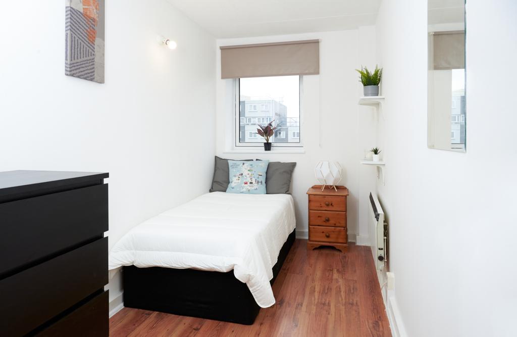 Kennard House, Francis Chichester... 3 bed flat £2,200 pcm (£508 pw)