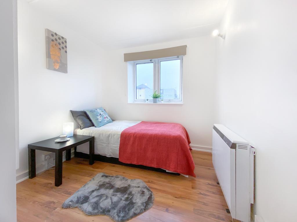 Kennard House, Francis Chichester... 3 bed flat £2,200 pcm (£508 pw)