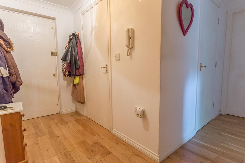 Entrance hall with entry phone