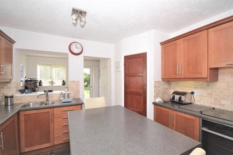 31 Stuart Close, Emmer Green, Reading, RG4 8RF