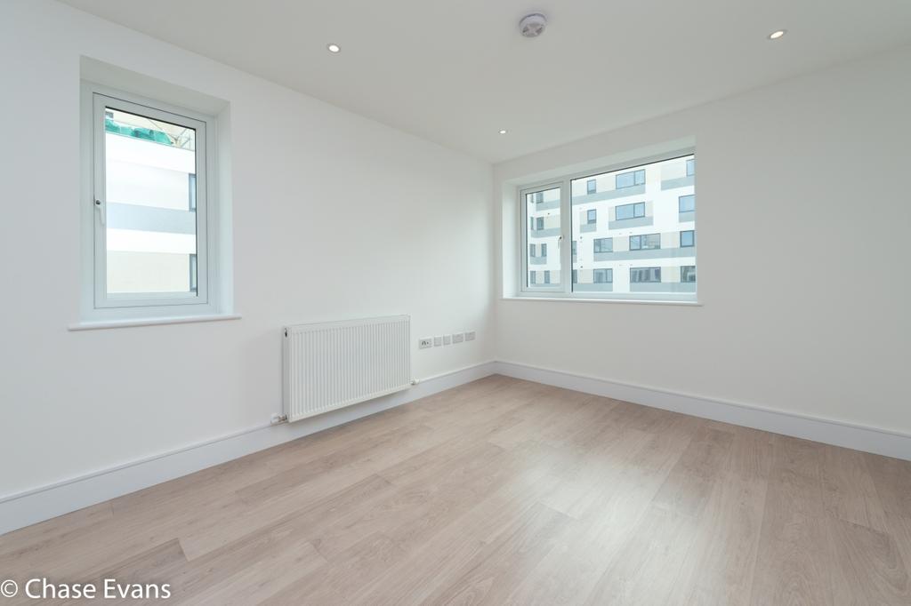 West Plaza, Stanwell... 2 bed apartment £1,430 pcm (£330 pw)
