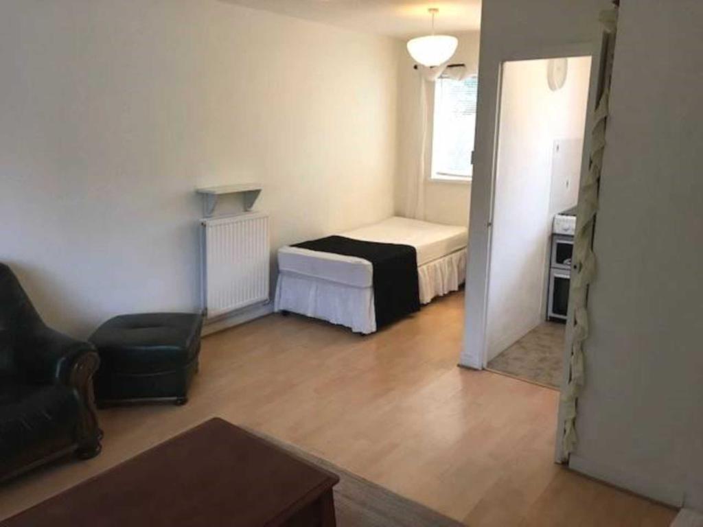 Longdown Lane North, Epsom Studio £650 pcm (£150 pw)