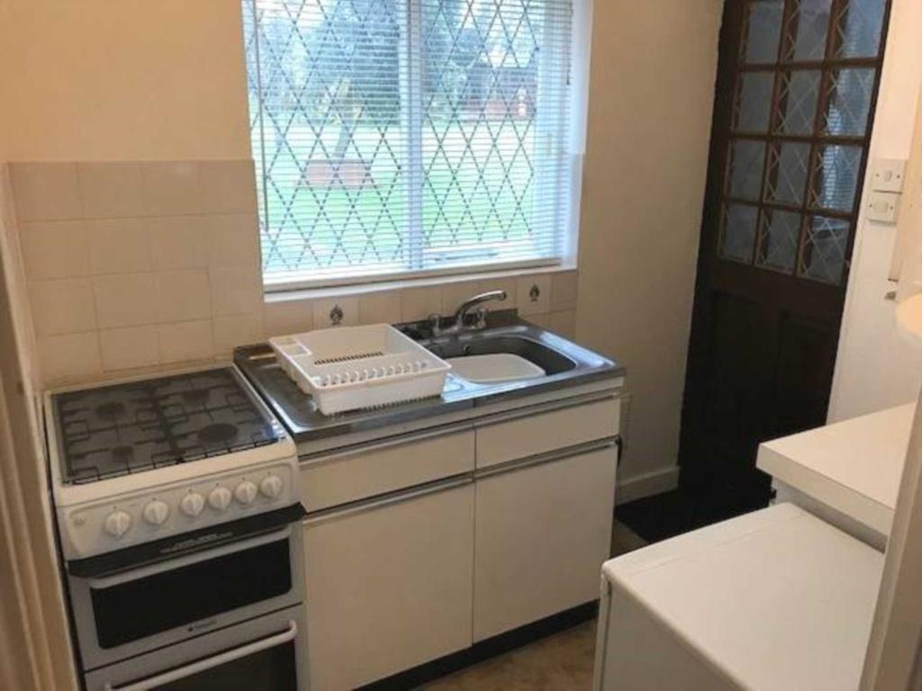 Longdown Lane North, Epsom Studio £650 pcm (£150 pw)