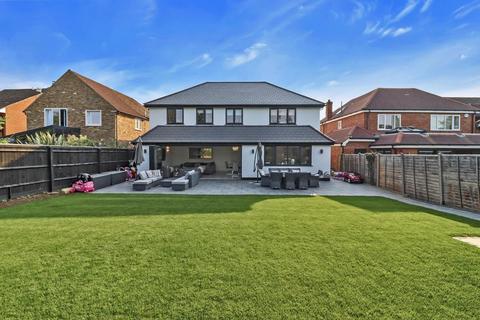 26 Howard Crescent, Seer Green, Beaconsfield, HP9 2XP