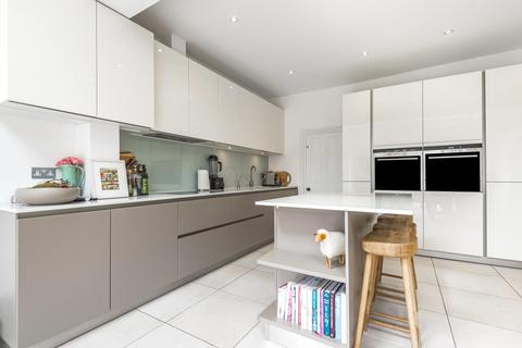 26 Freshford Street, London, SW18 3TF